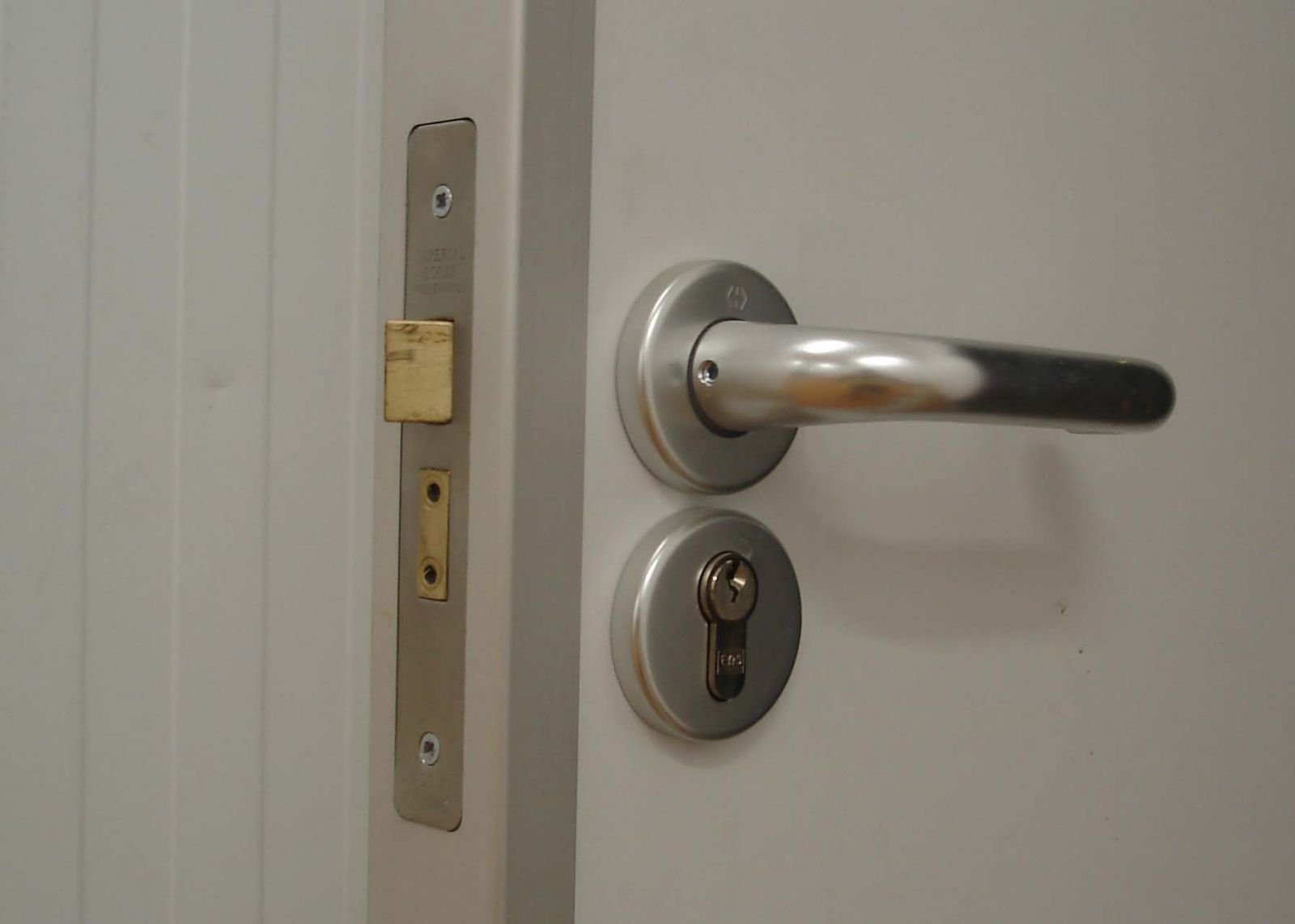 lever handle with sash lock